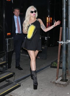 Lady Gaga снова носит обувь на платформе