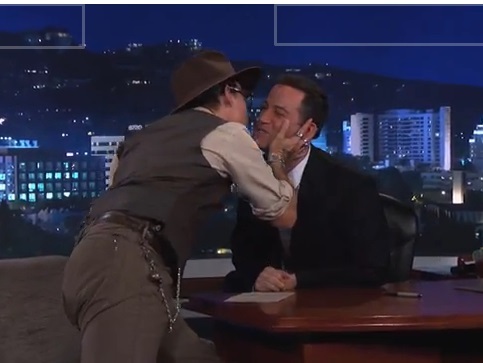 Джонни Депп поцеловал популярного телеведущего