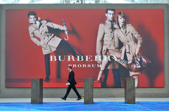 Компания Burberry повысила свои продажи с помощью сына четы Бекхэмов