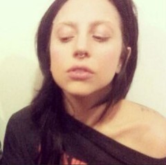 Lady Gaga украсила себя новым пирсингом