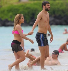 Шакира впервые после родов вышла на пляж в бикини