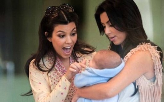 Ким Кардашиян дразнит фанатов снимком с ребенком