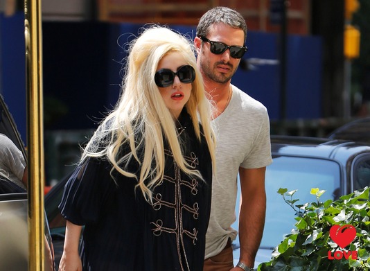 Lady Gaga и Тейлор Кинни назначили дату свадьбы