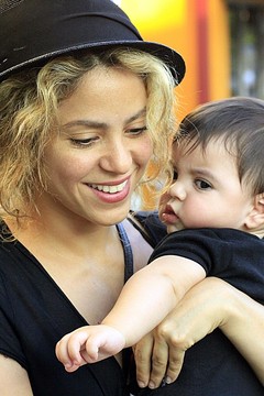 Всегда вместе: Шакира и ее сын Милан отправились за покупками