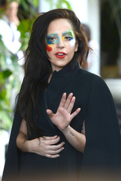 Lady Gaga представила песню Applause