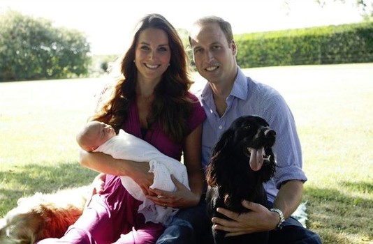 Первый семейный портрет Уильяма и Кейт с малышом