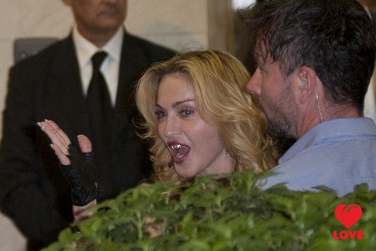 Мадонна сверкает золотыми зубами в Риме