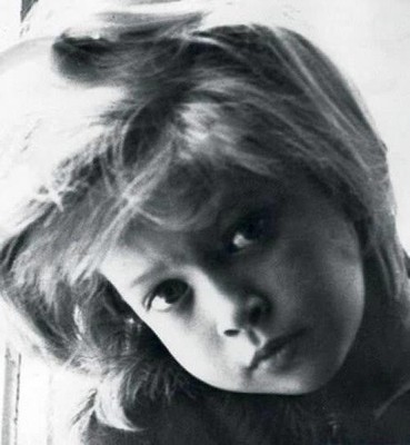 Вера Брежнева показала школьное фото