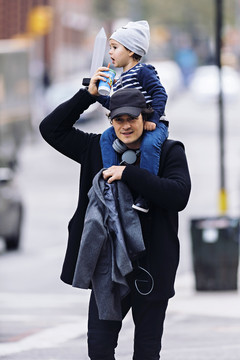 Папино счастье: Орландо Блум на прогулке с сыном