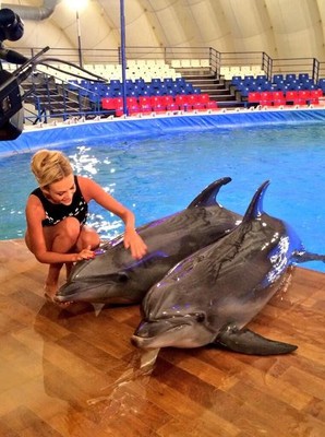 Виктория Лопырева искупалась с дельфинами