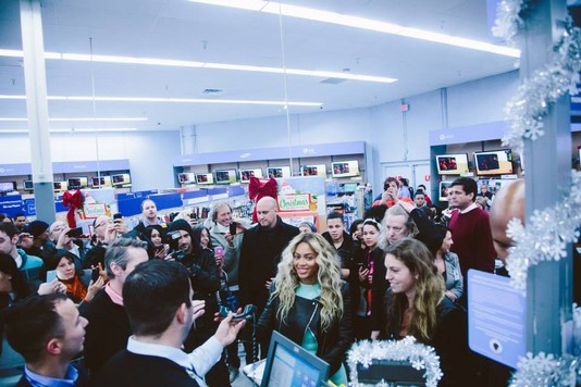 Бейонсе поздравила покупателей супермаркета с Рождеством