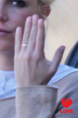 Бритни Спирс показала обручальное кольцо