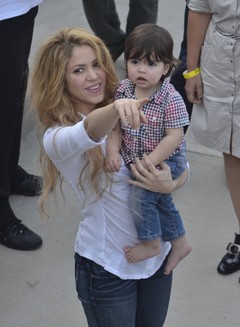 Шакира приучает сына к благотворительности