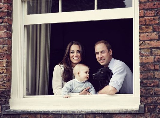 Принц Уильям и Кейт представили новый семейный портрет