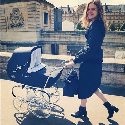 Наталья Водянова гуляет с новорожденным сыном