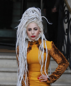 Леди Гага получила бриллиантовую награду