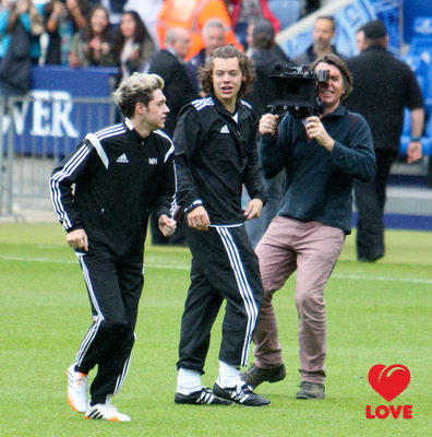 One Direction сыграли в футбол ради благотворительности