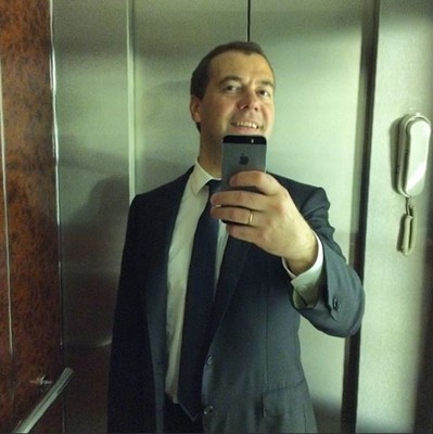 Дмитрий Медведев сделал селфи в лифте
