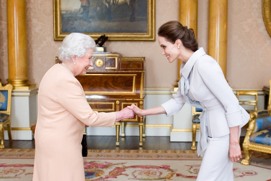 Анджелина Джоли и королева Великобритании Елизавета II