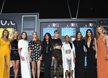 Тейлор Свифт со звездами клипа Bad Blood на #VMAS