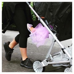 Ким Кардашьян гуляет с дочкой