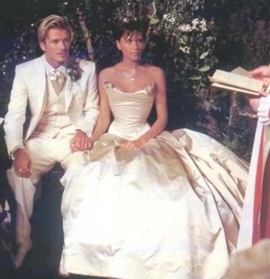 Свадебная фотография Дэвида и Виктории Бекхэм (Адамс, до замужества) 1999 год