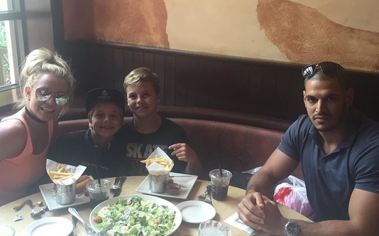 Бритни Спирс с сыновьями и своим телохранителем
