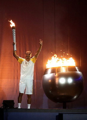 Олимпийский огонь Игр-2016 зажег марафонец Вандерлей Кордейру ли Лима