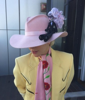 Леди Гага с куклой