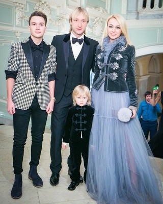 Яна Рудковская с мужем Евгением Плющенко и с сыновьями Александром и Николаем