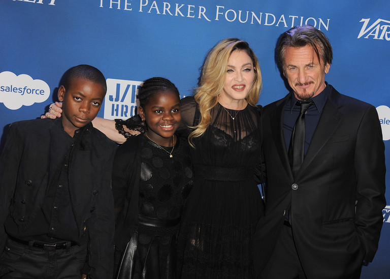 Мадонна и Шон Пенн с приемными детьми