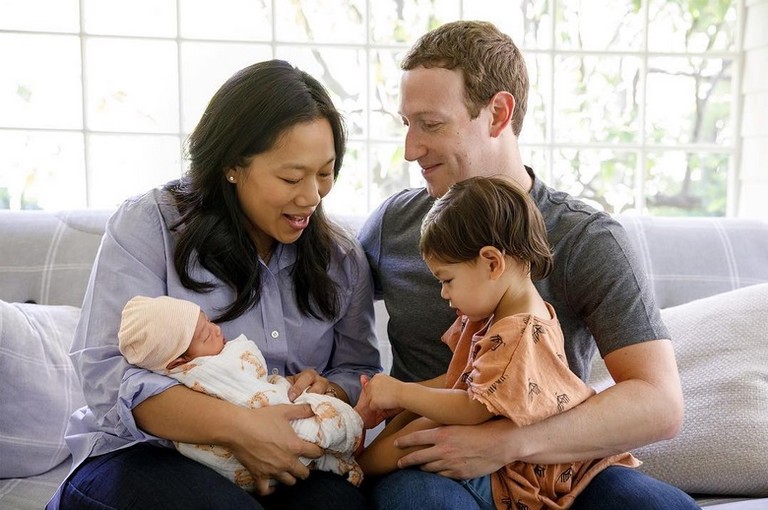 Марк Цукерберг и Присцилла Чан с дочерьми