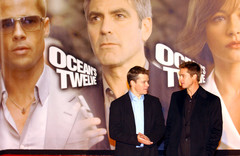 Мэтт Деймон и Брэд Питт на премьере «Двенадцать друзей Оушена» (2004 год)