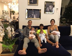 Криштиану Роналду с Джорджиной Родригес, сыном Криштиану-младшим, дочкой Аланой Мартиной и близнецами Матео и Евой