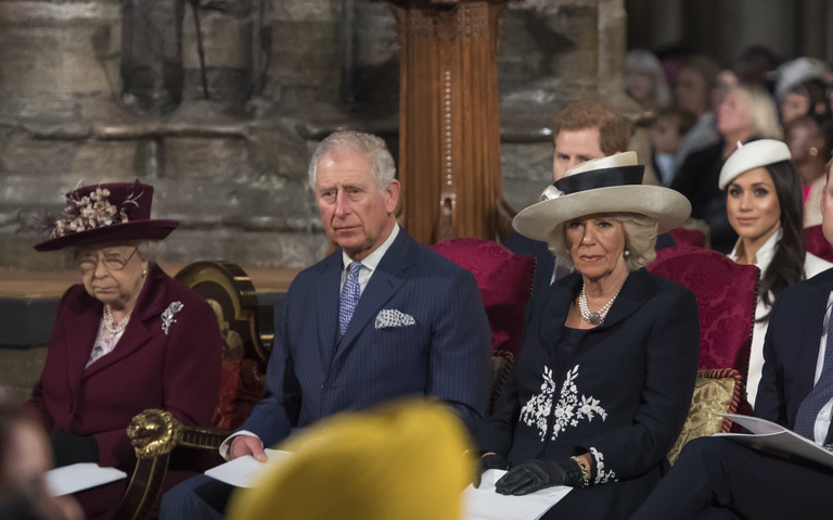 Королева Елизавета II, принц Чарльз, принцесса Камилла, принц Гарри и Меган Маркл