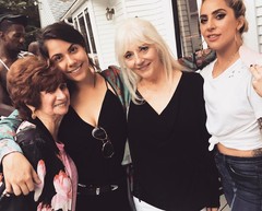 Леди Гага с бабушкой, сестрой и мамой