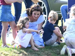 Кейт Миддлтон с принцессой Шарлоттой и принцем Джорджем