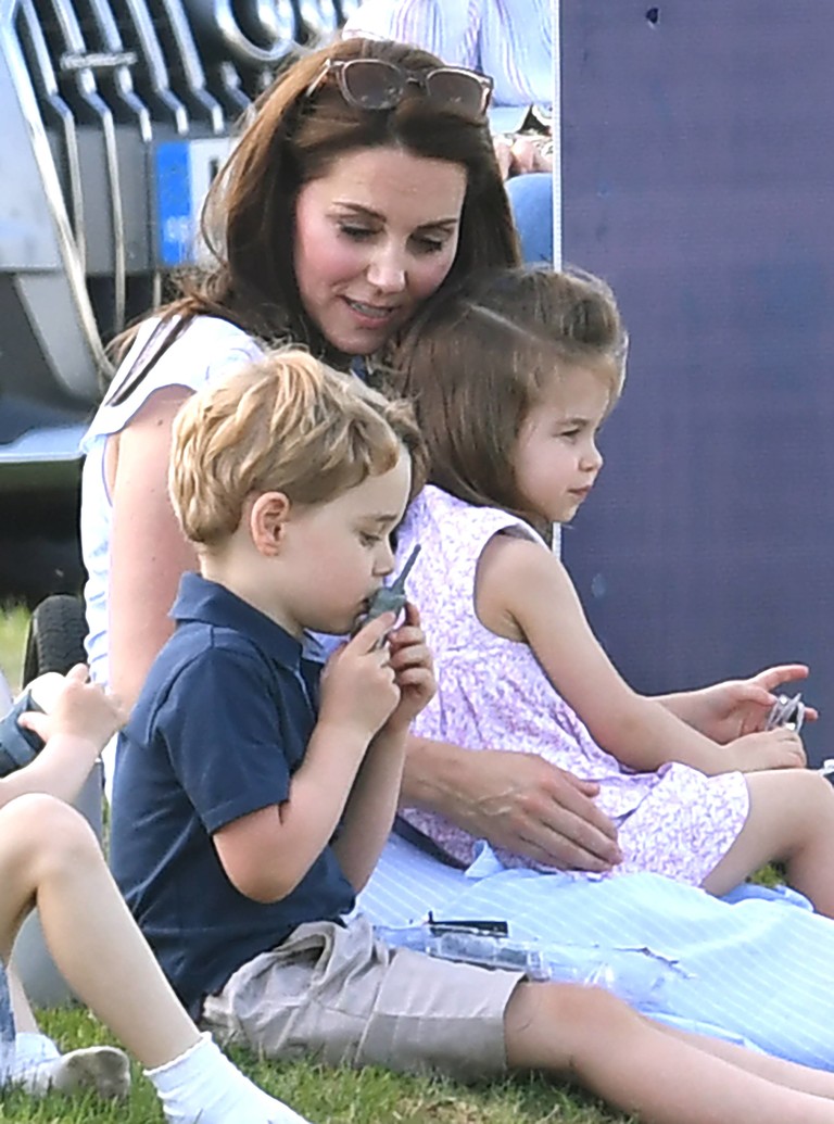 Кейт Миддлтон с принцессой Шарлоттой и принцем Джорджем
