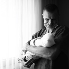Дмитрий Тарасов с новорожденной дочерью 