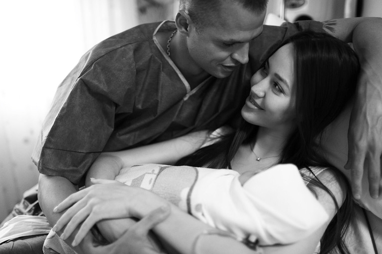 Дмитрий Тарасов и Анастасия Костенко с новорожденной дочкой