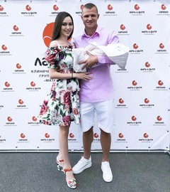 Анастасия Костенко и Дмитрий Тарасов с дочерью