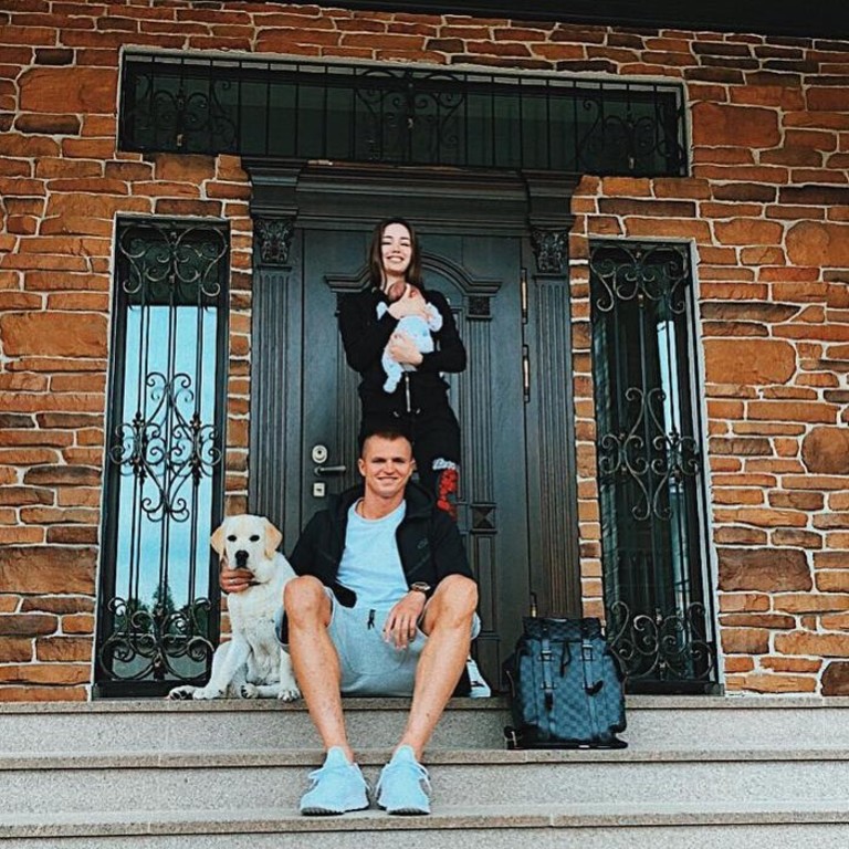 Дмитрий Тарасов и Анастасия Костенко с дочкой