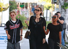 Анджелина Джоли с дочерьми