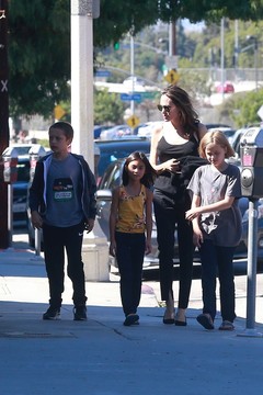 Анджелина Джоли с детьми и их подружкой