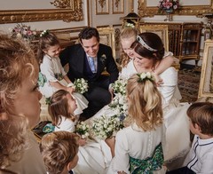 Принцесса Евгения и Джек Бруксбэнк с маленькими гостями свадьбы