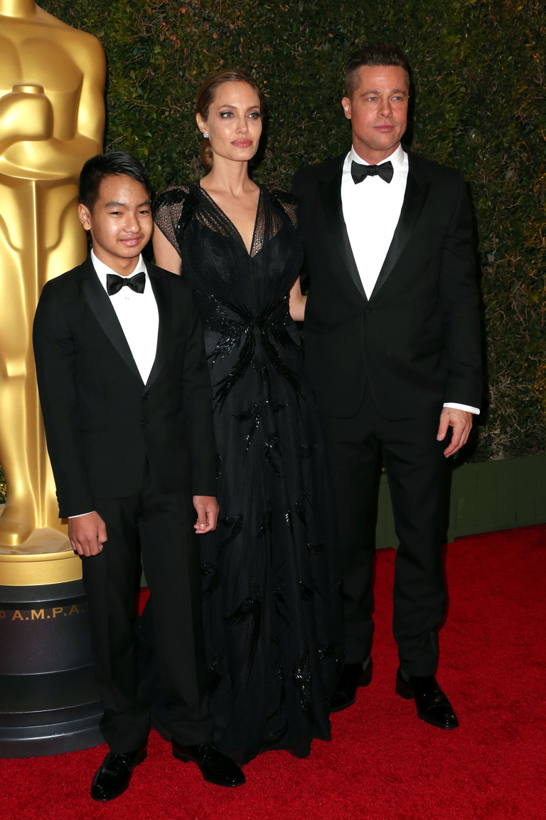 Анджелина Джоли и Брэд Питт с сыном Мэддоксом