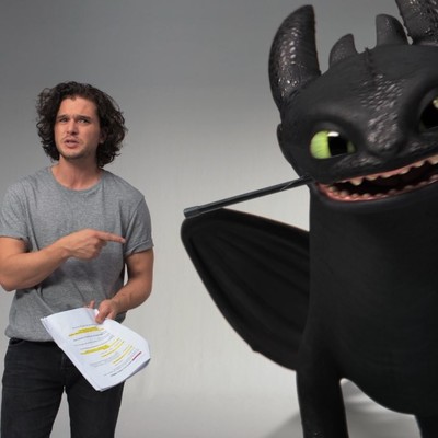 Кит Харингтон И Беззубик. Love Radio Фото.