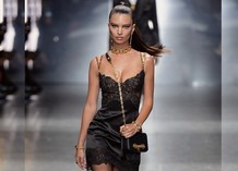 Эмили Ратаковски в показе Versace