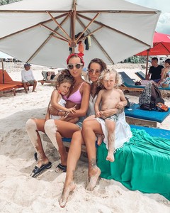 Кэти Топурия с дочкой Оливией Айза Анохина с сыном Элвисом