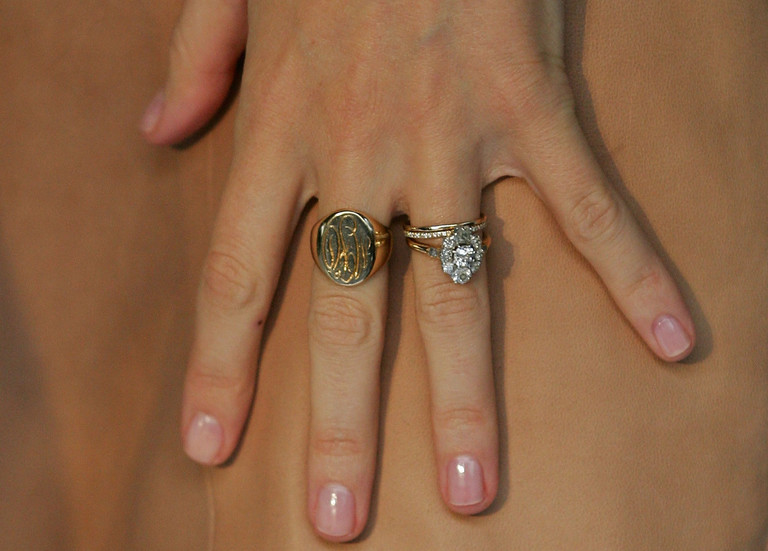 Обручальное кольцо Миранды Керр (справа)